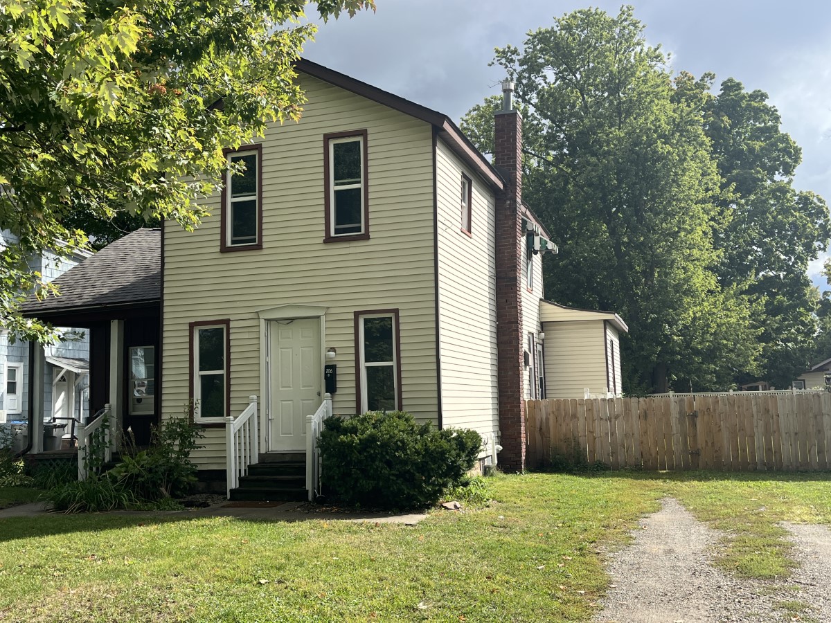Property Listing: 406 Silverwood